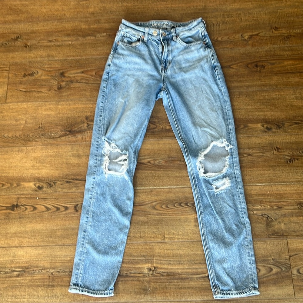 American Eagle Strigid Mom Jeans – Size 2 Long – Light Wash – Great Condition